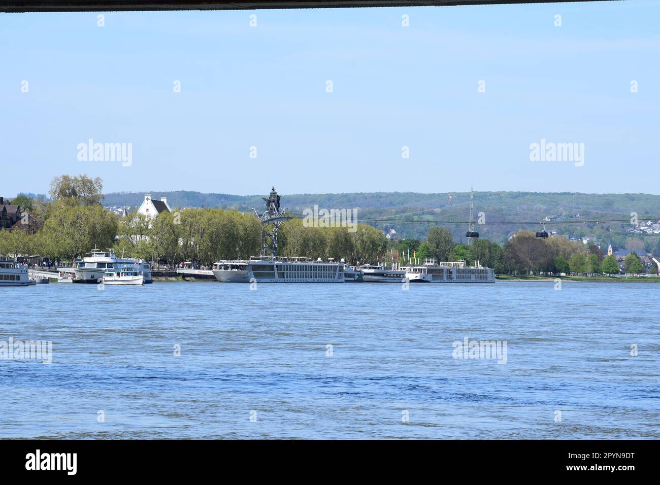 Navi nel centro storico di Coblenza con Deutsches Eck Foto Stock