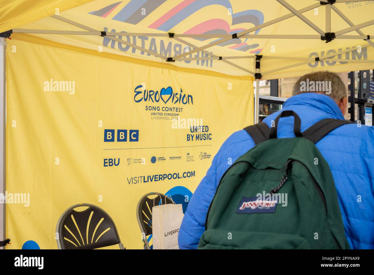 Liverpool, Inghilterra. 9 giorni prima della finalissima di Eurovsion 2023. 4th maggio 2023 Centro informazioni della stazione di Lime Street. Volontari che aiutano il turista in città per il Concorso Eurovisione 2023. Liverpool sta ospitando per conto dell'Ucraina. Foto Stock