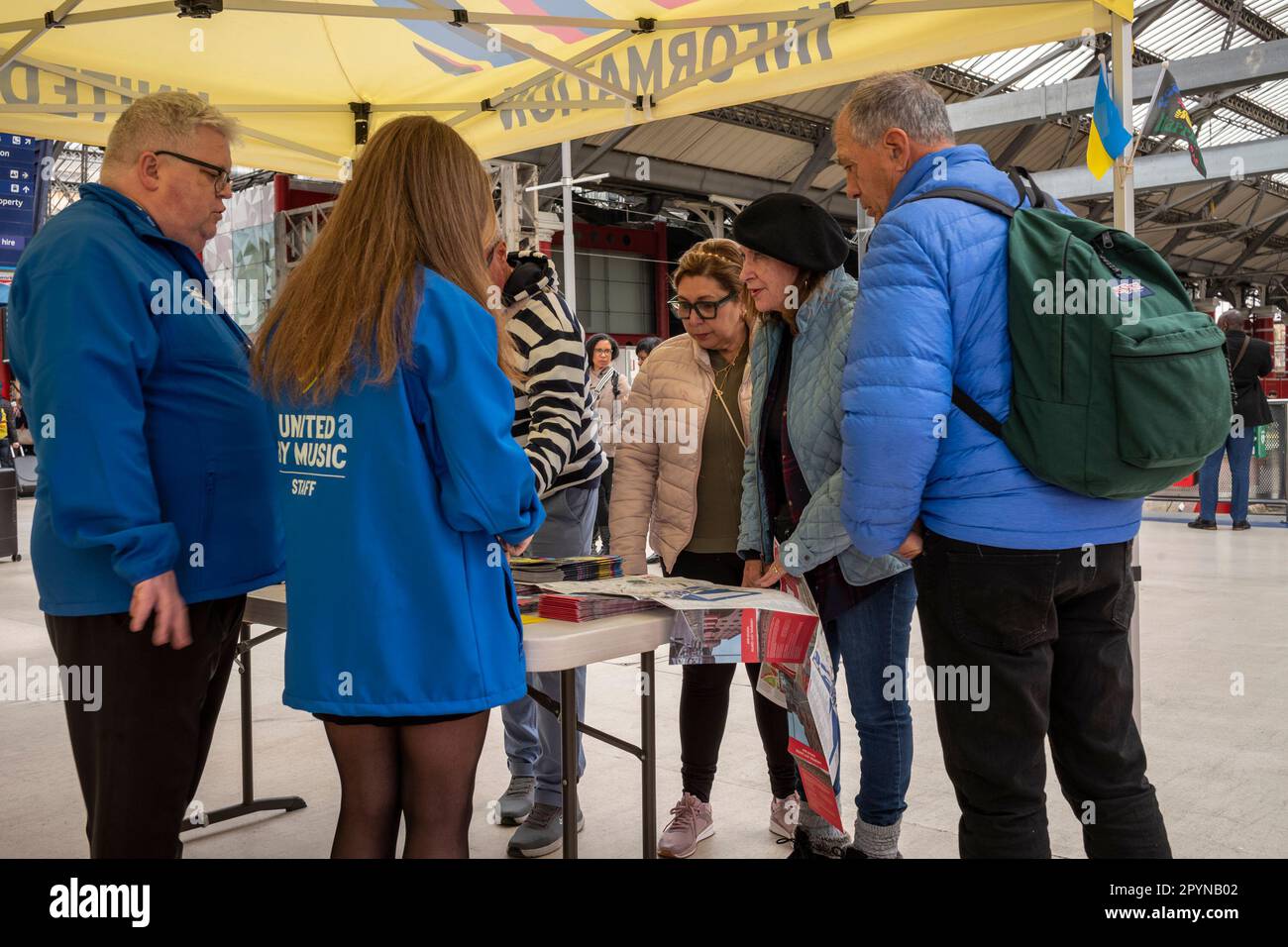 Liverpool, Inghilterra. 9 giorni prima della finalissima di Eurovsion 2023. 4th maggio 2023 Centro informazioni della stazione di Lime Street. Volontari che aiutano il turista in città per il Concorso Eurovisione 2023. Liverpool sta ospitando per conto dell'Ucraina. Foto Stock