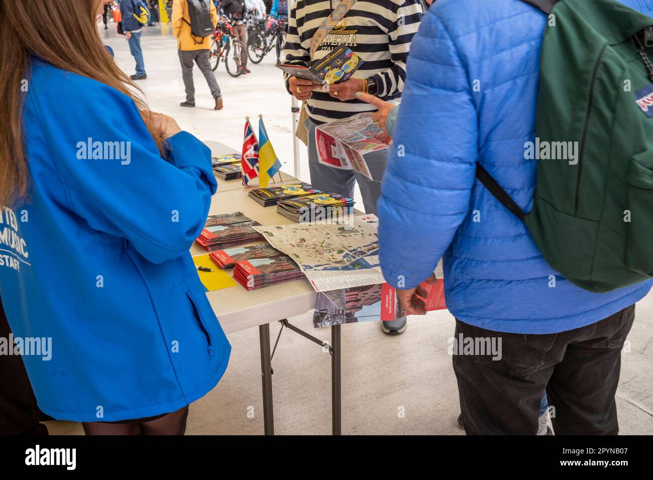 Liverpool, Inghilterra. 9 giorni prima della finalissima di Eurovsion 2023. 4th maggio 2023 Centro informazioni della stazione di Lime Street. Volontari che aiutano il turista in città per il Concorso Eurovisione 2023. Liverpool sta ospitando per conto dell'Ucraina. Foto Stock