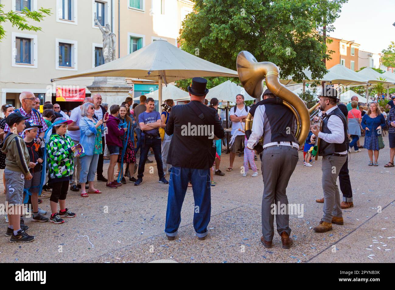 Spettacolo di 'la Fanfare Toto' (locomotiva di Les Freres) durante il Sol Y Fiesta festival. Occitanie, Francia Foto Stock