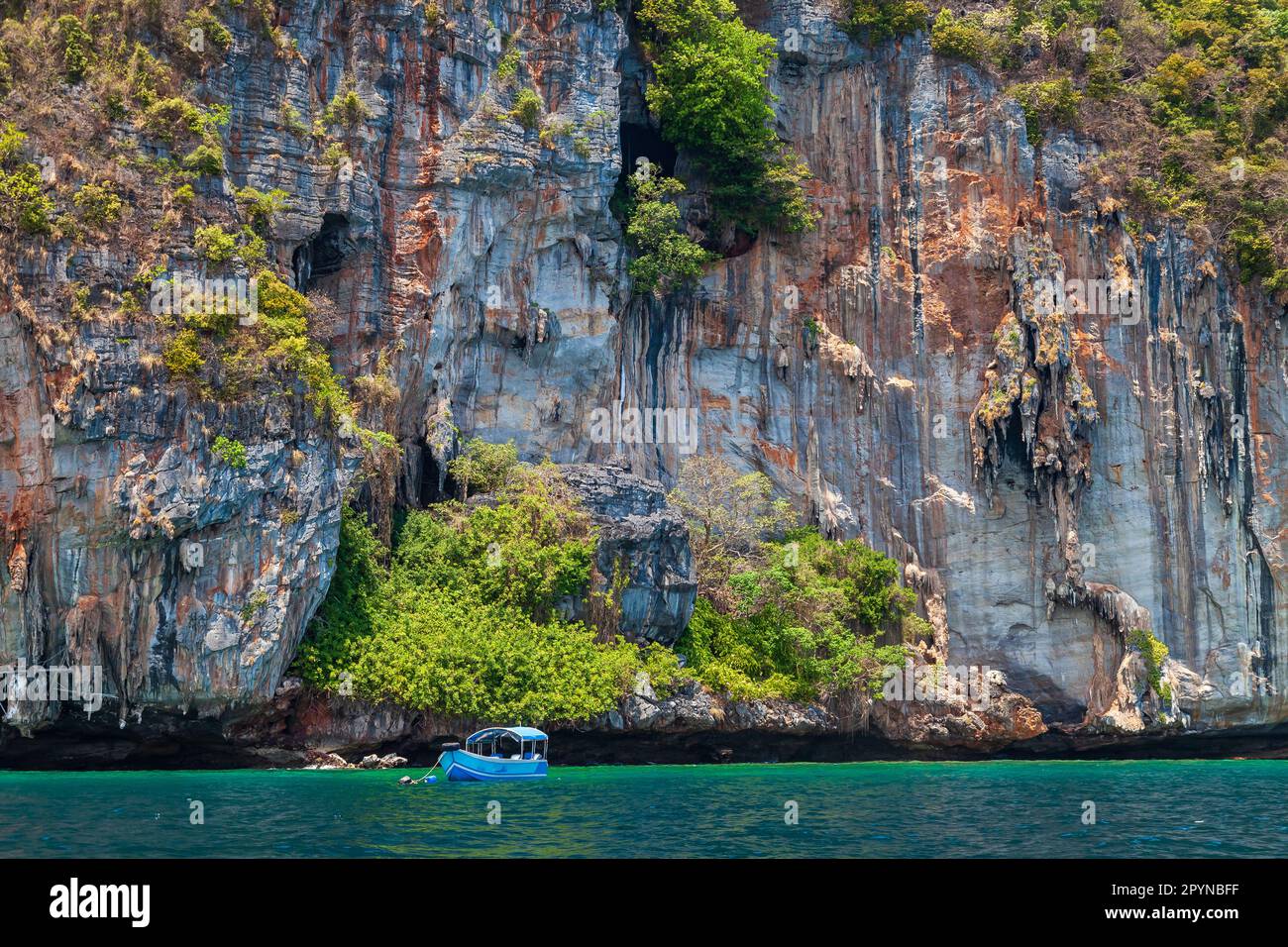 Grotte sull'isola di Phi Phi le nel Mare delle Andamane con i pirati dove nascose tesori. Viaggi ed escursioni in Thailandia Isola di Phuket. Foto Stock