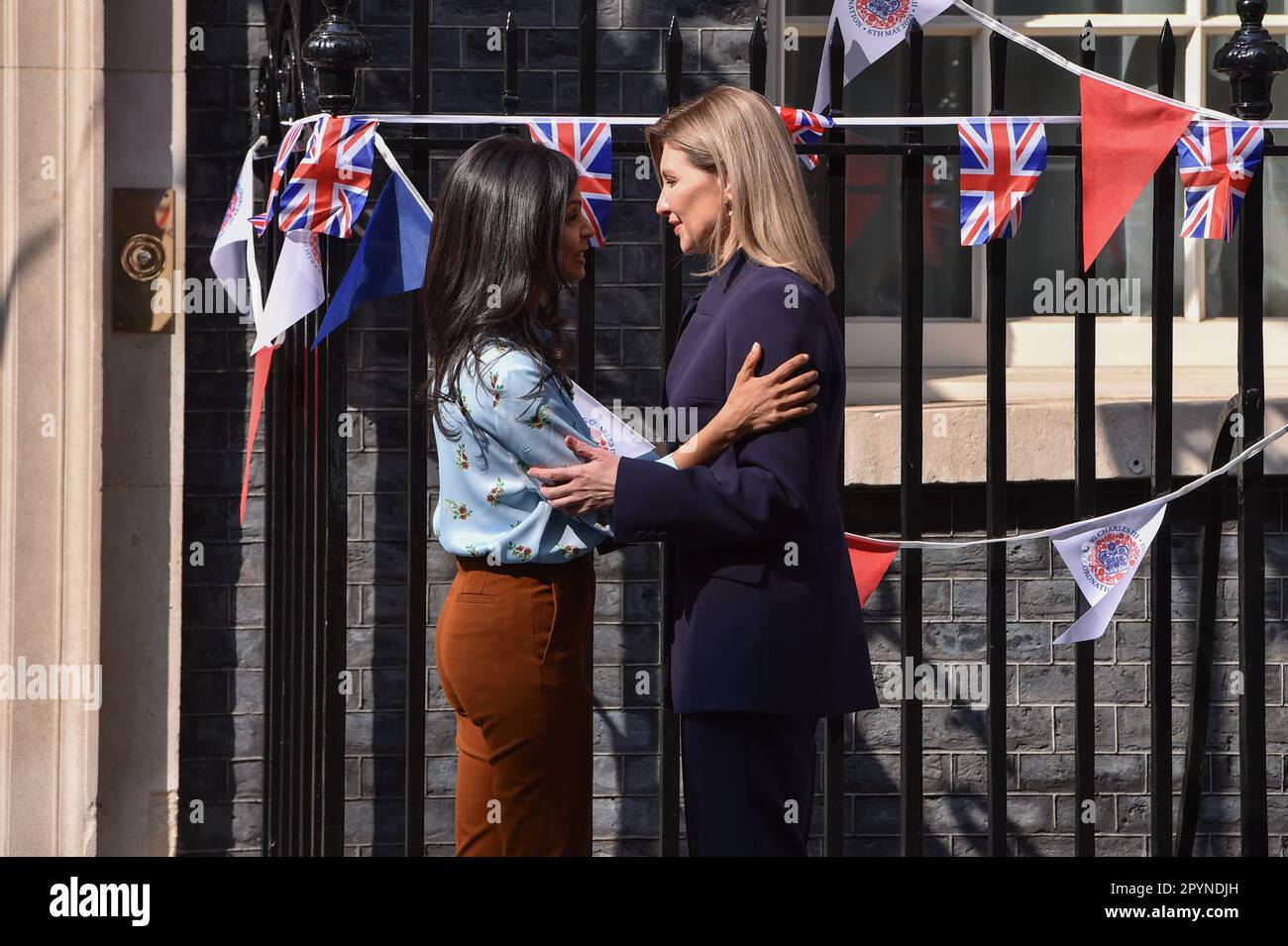 Londra, Inghilterra, Regno Unito. 4th maggio, 2023. La moglie di Rishi Sunak AKSHTA MURTHY accoglie la First Lady of Ukraine, la moglie del presidente Volodymyr Zelensky OLENA ZELENSKA in Downing Street. (Credit Image: © Thomas Krych/ZUMA Press Wire) SOLO PER USO EDITORIALE! Non per USO commerciale! Foto Stock