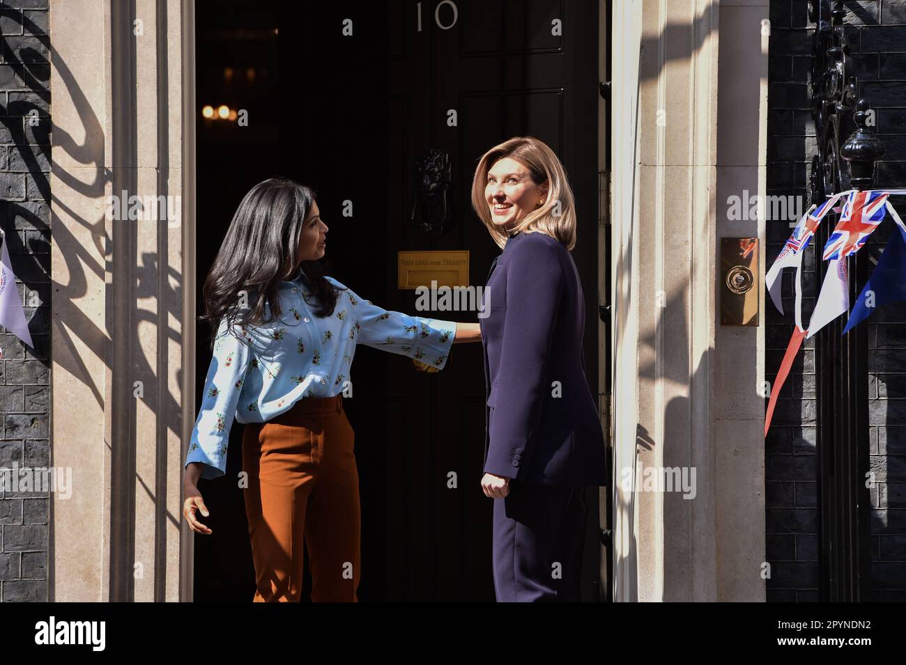 Londra, Inghilterra, Regno Unito. 4th maggio, 2023. La moglie di Rishi Sunak AKSHTA MURTHY accoglie la First Lady of Ukraine, la moglie del presidente Volodymyr Zelensky OLENA ZELENSKA in Downing Street. (Credit Image: © Thomas Krych/ZUMA Press Wire) SOLO PER USO EDITORIALE! Non per USO commerciale! Foto Stock