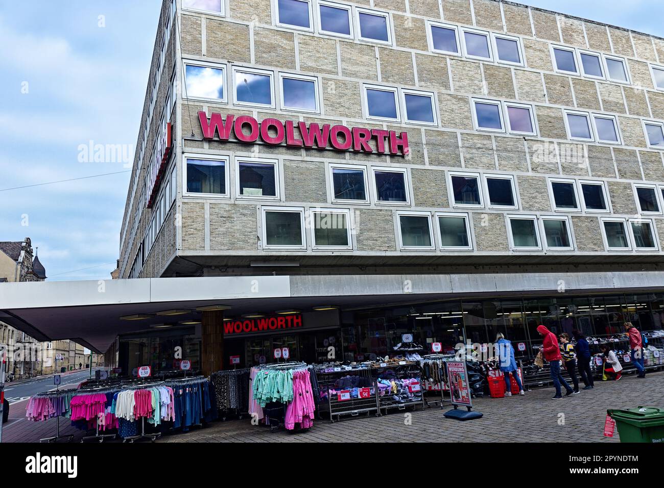 Economia, logo, nome dell'azienda, commercio al dettaglio: Scritta Woolworth su una facciata Foto Stock