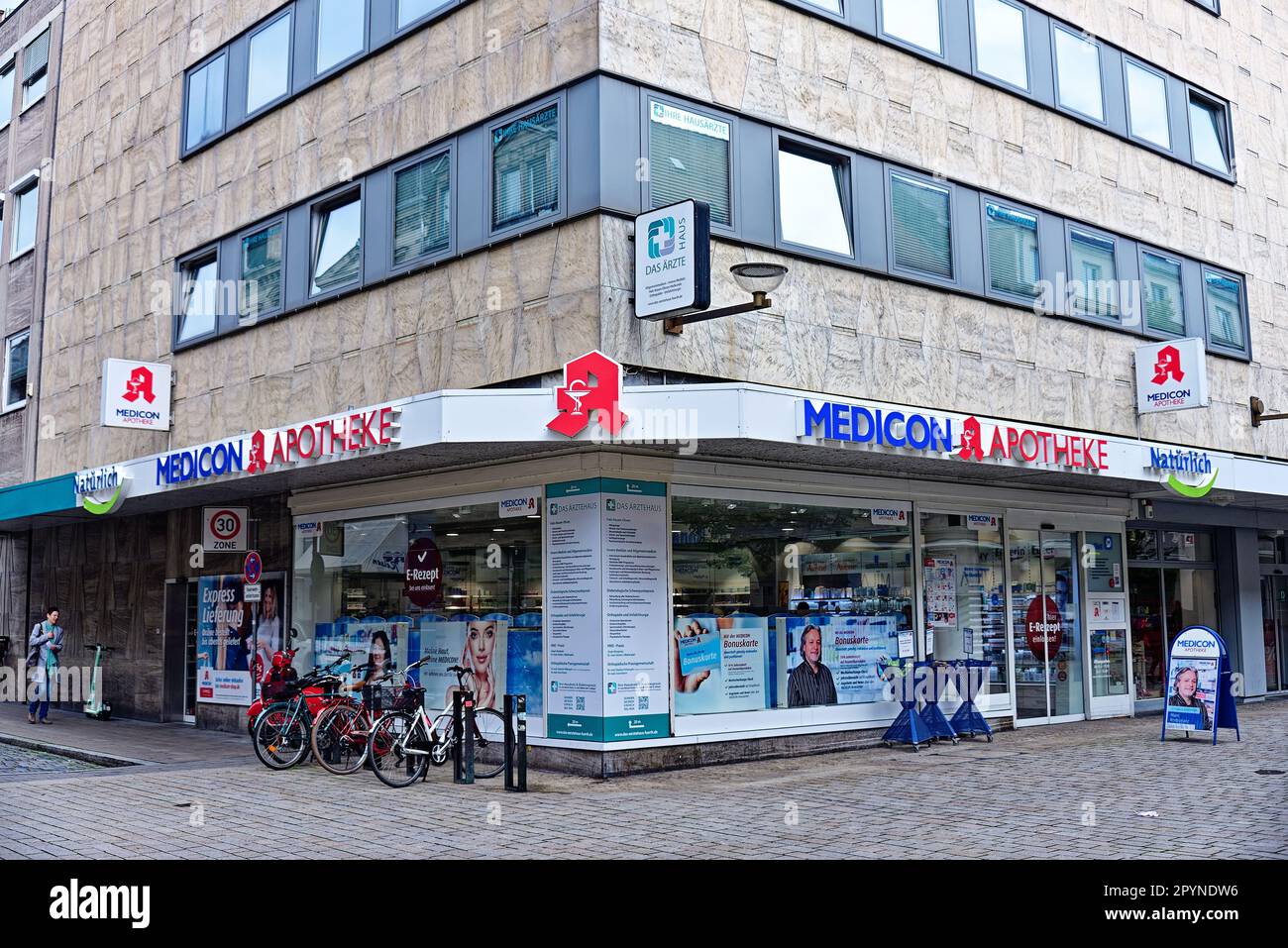 Economia, Logo, Nome della Società, Commercio medico: La scritta della società Medicon Apotheke su una facciata Foto Stock