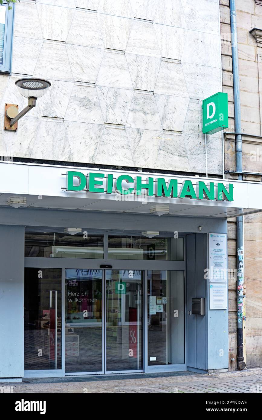 Economia, logo, nome della società, commercio al dettaglio di scarpe: Scritta della società Deichmann su una facciata Foto Stock