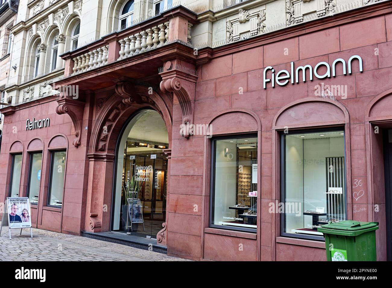 Economia, logo, nome della società, commercio al dettaglio con occhiali: Scritta della società Fielmann su una facciata Foto Stock