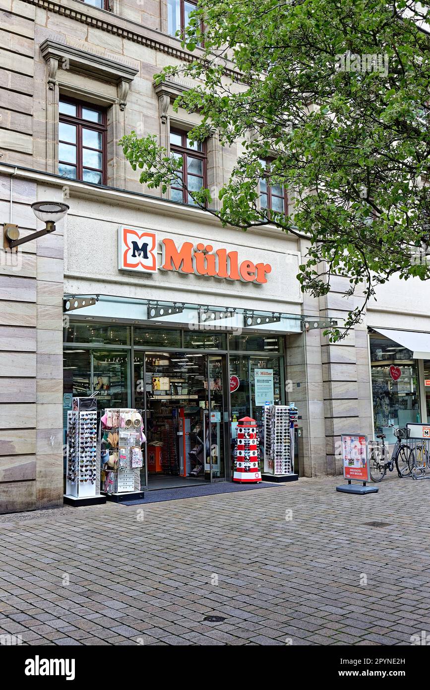 Economia, logo, nome della società, commercio al dettaglio con articoli di farmacia: Scritta della società Drogeriemarkt Müller su una facciata Foto Stock