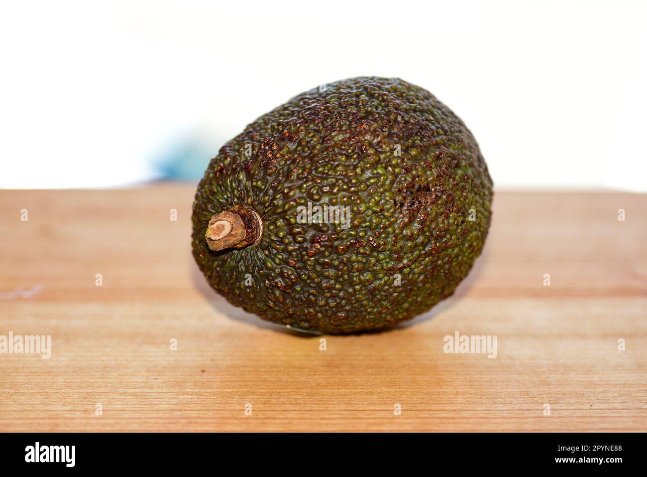Cibo vegetariano: Frutta intera di un avocado Foto Stock