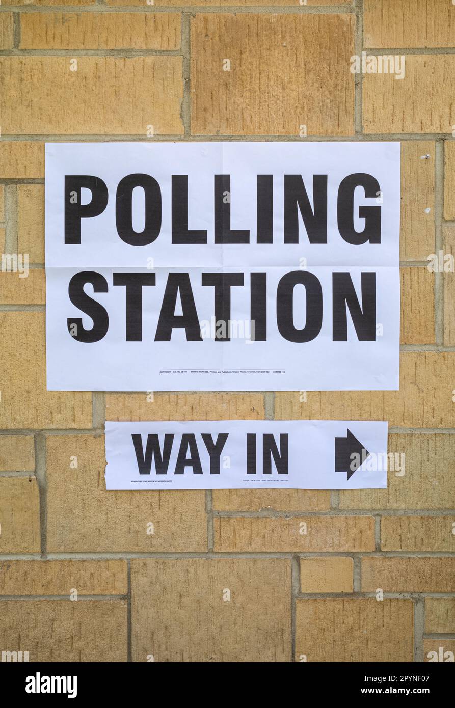 Un cartello con la scritta 'Stazione di polling' con la scritta 'Way in' sotto fissata ad un muro di mattoni per le elezioni nel Regno Unito. Con una nuova legge controversa requi Foto Stock