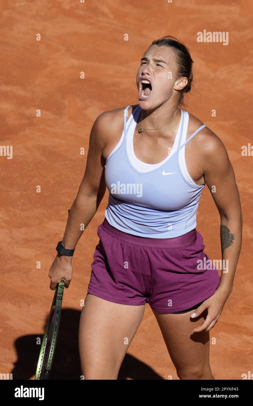 Madrid, Spagna. 04th maggio, 2023. Aryna Sabalenka di Bielorussia reagisce dopo aver vinto un punto contro Maria Sakkari di Grecia durante la loro semifinale del Mutua Madrid Open allo stadio Caja Magica di Madrid, in Spagna, giovedì 4 maggio, 2023. Foto di Paul Hanna/UPI Credit: UPI/Alamy Live News Foto Stock