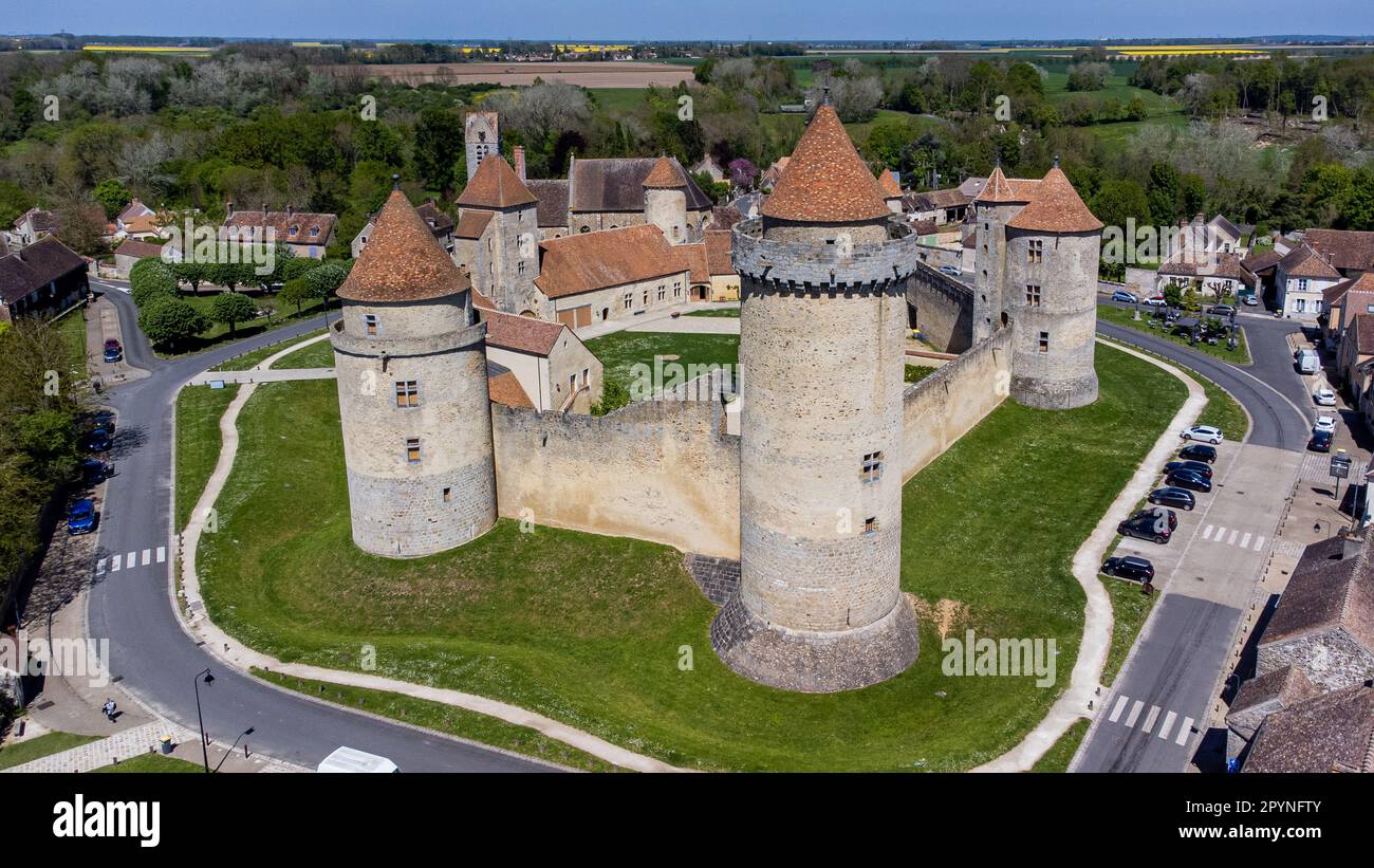 Veduta aerea del castello francese di Blandy les Tours in Seine et Marne - medievale fortezza feudale con un recinto esagonale protetto da grande rotonda Foto Stock