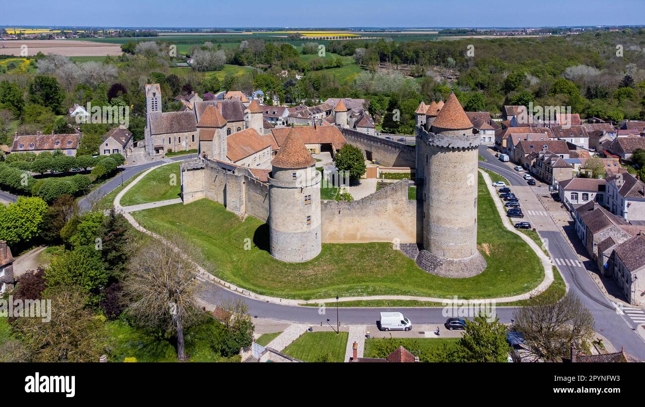 Veduta aerea del castello francese di Blandy les Tours in Seine et Marne - medievale fortezza feudale con un recinto esagonale protetto da grande rotonda Foto Stock