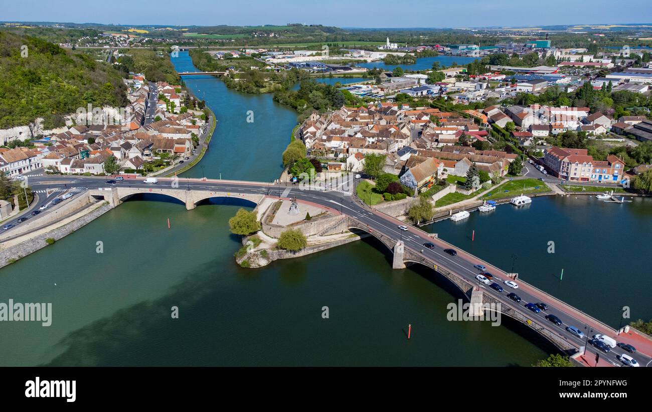 Veduta aerea della confluenza tra la Senna e la Yonne che mostra diversi colori di miscelazione d'acqua nella città di Montereau Fault Yonne in Seine e. Foto Stock