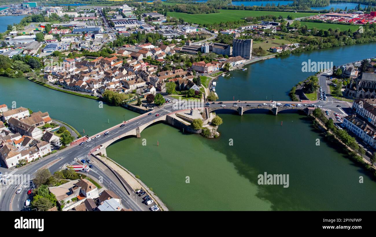 Veduta aerea della confluenza tra la Senna e la Yonne che mostra diversi colori di miscelazione d'acqua nella città di Montereau Fault Yonne in Seine e. Foto Stock