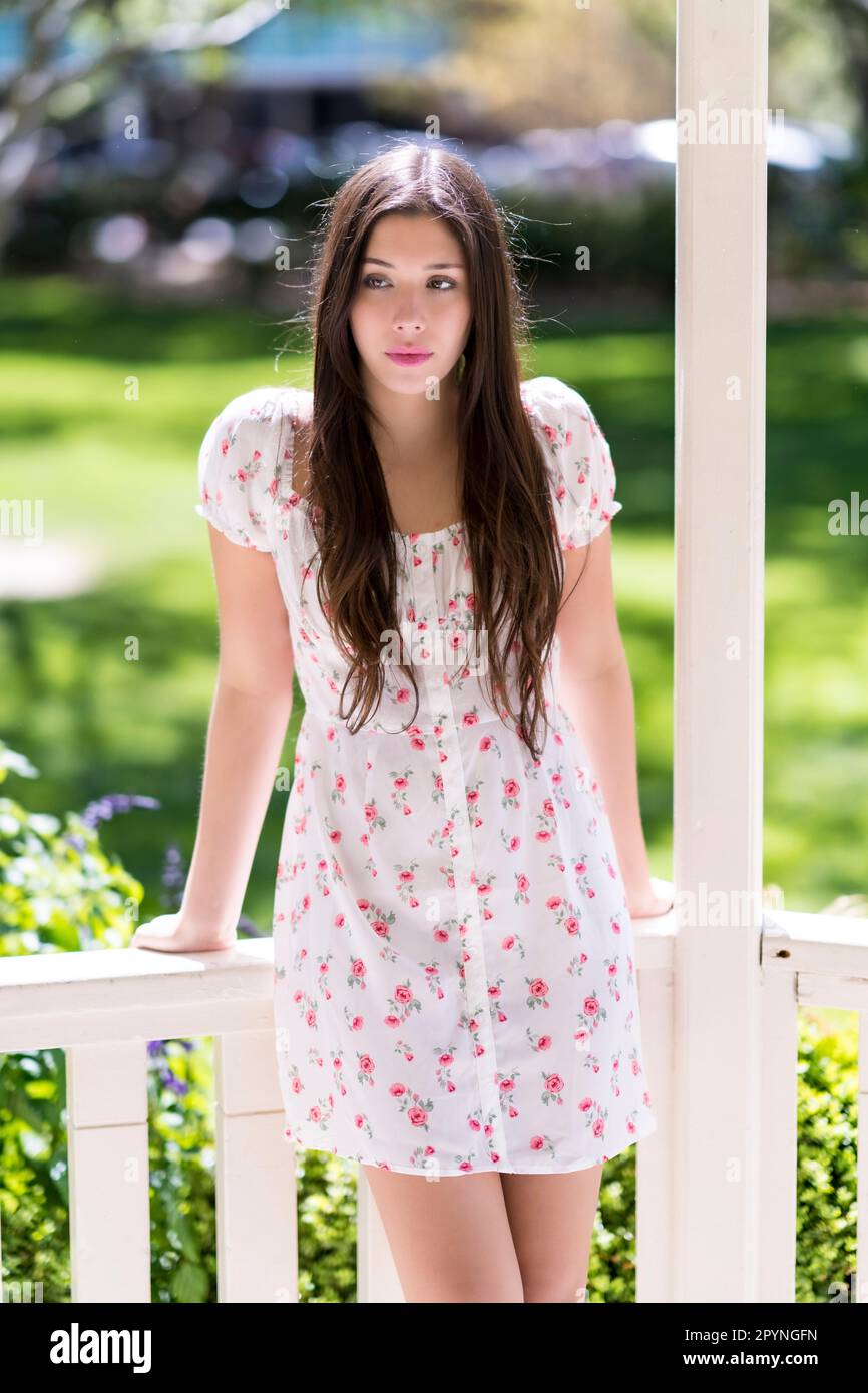 Moody Latina Teen Girl durante la pandemia in un Gazebo Parco Foto Stock