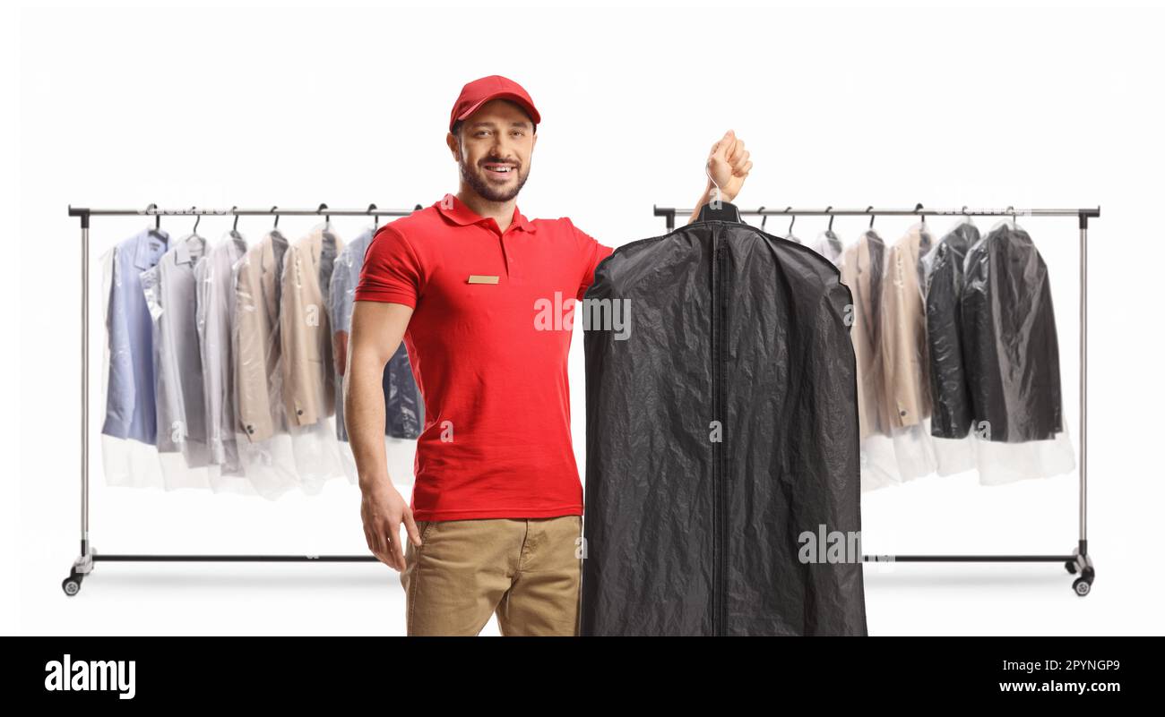 Lavoratore maschile che tiene i vestiti su un appendiabiti con una custodia di copertura di fronte a scaffali di abbigliamento isolato su uno sfondo bianco Foto Stock