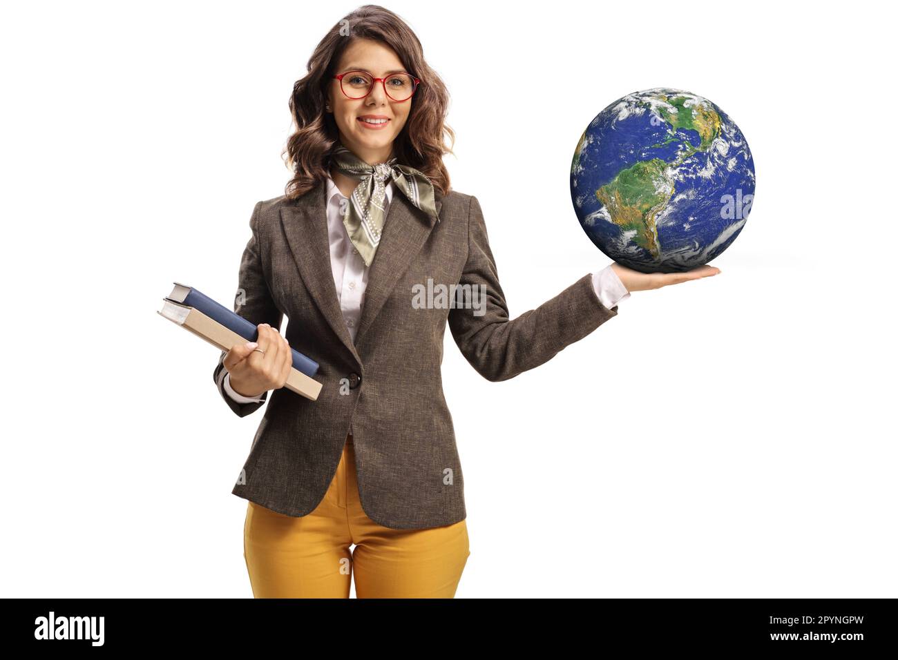 Giovane donna che tiene libri con una mano e il pianeta terra dall'altra parte isolato su sfondo hite Foto Stock
