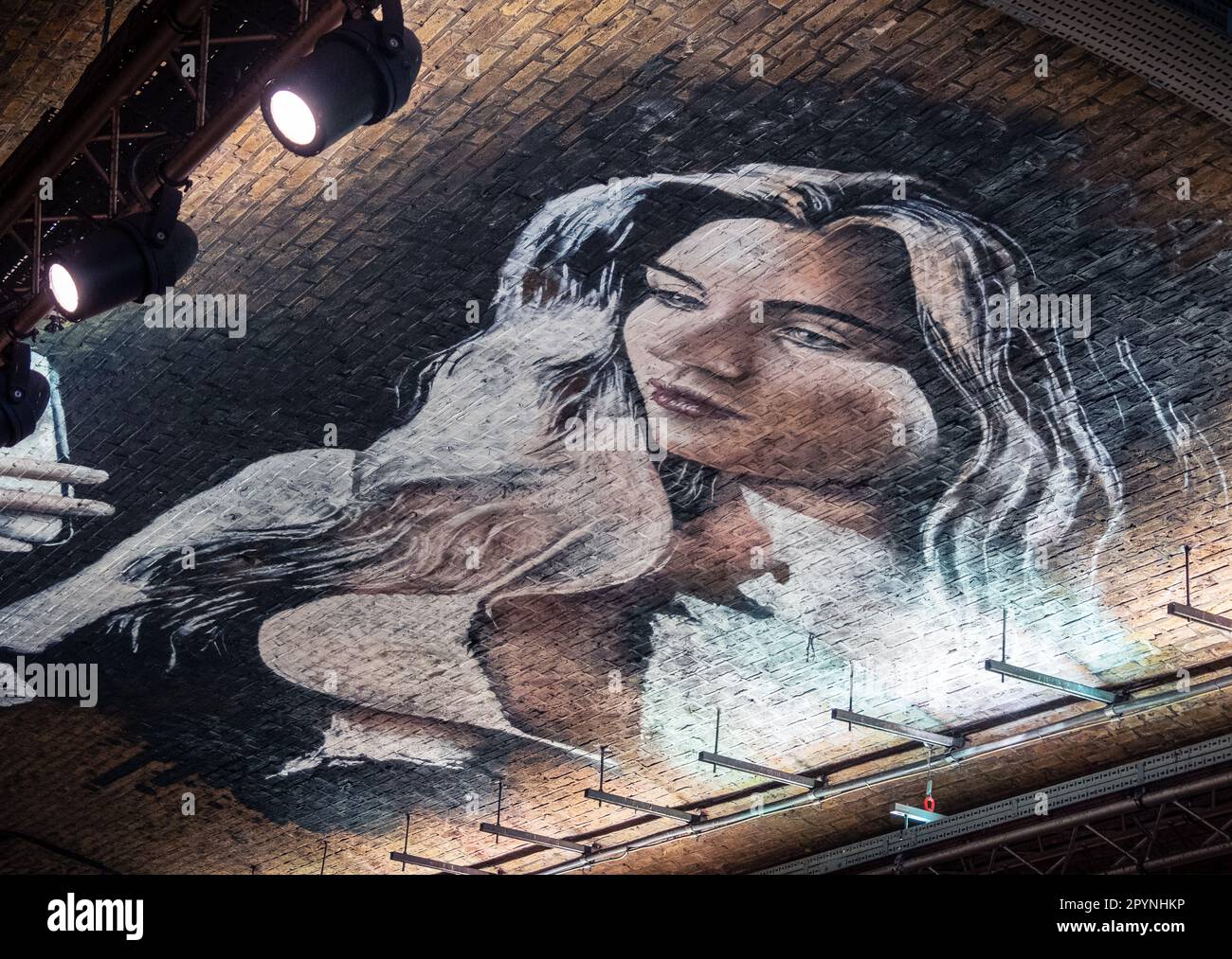 Un dipinto di una ragazza sul soffitto dei Vaults a Londra, Regno Unito. Foto Stock