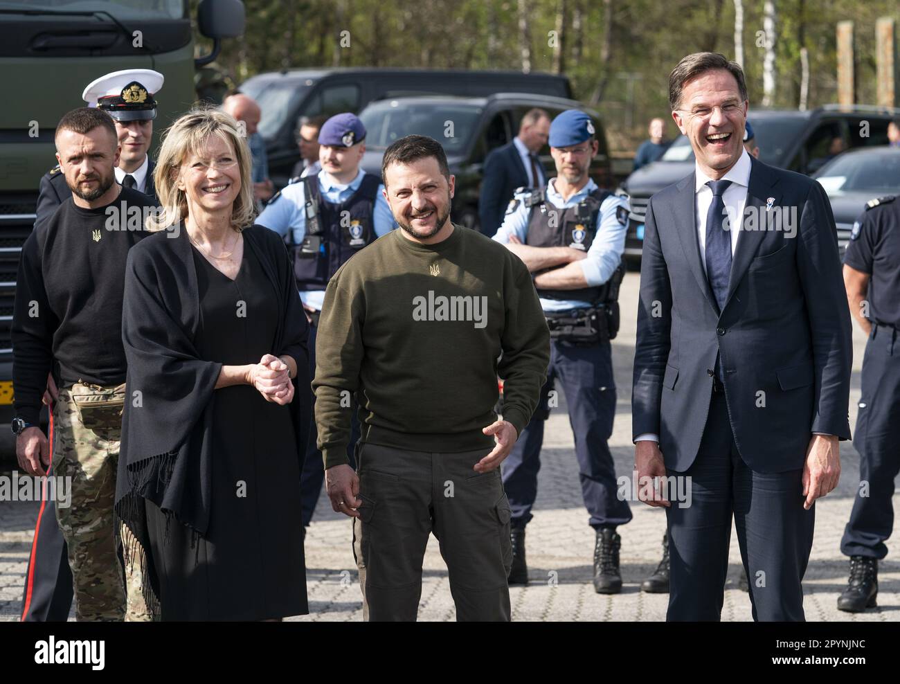 SOESTERBERG - il presidente ucraino Volodymyr Zelensky, il primo ministro Mark Rutte e il ministro Kajsa Ollongren (Difesa) durante una visita alla base militare Camp Soesterberg. All'inizio della settimana, il presidente ha partecipato a un incontro dei leader del Nord Europa sulla guerra in Ucraina. ANP JEROEN JUMELET olanda fuori - belgio fuori Foto Stock