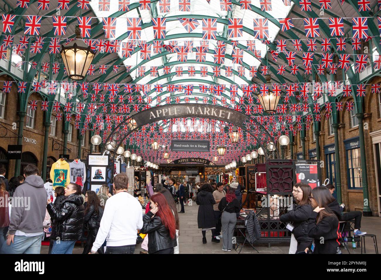 Londra, Regno Unito. 4th maggio, 2023. Il bunting di Union Jack rende il mercato di Covent Garden ancora più fotogenico per i turisti in vista dell'incoronazione di Re Carlo III sabato 6 maggio. Credit: Anna Watson/Alamy Live News Foto Stock