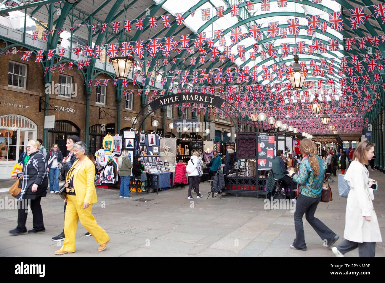 Londra, Regno Unito. 4th maggio, 2023. Il bunting di Union Jack rende il mercato di Covent Garden ancora più fotogenico per i turisti in vista dell'incoronazione di Re Carlo III sabato 6 maggio. Credit: Anna Watson/Alamy Live News Foto Stock