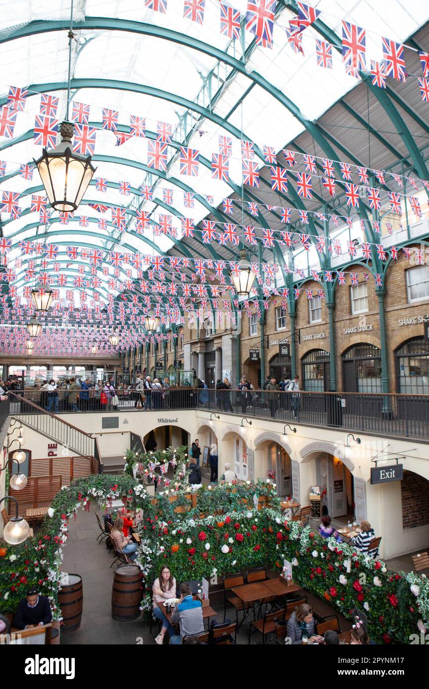 Londra, Regno Unito. 4th maggio, 2023. Il bunting di Union Jack rende il mercato di Covent Garden ancora più fotogenico per i turisti in vista dell'incoronazione di Re Carlo III sabato 6 maggio. Credit: Anna Watson/Alamy Live News Foto Stock