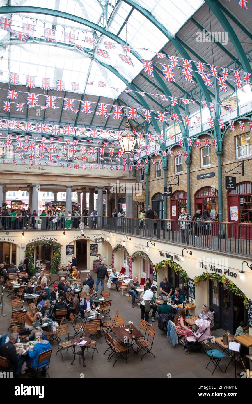 Londra, Regno Unito. 4th maggio, 2023. Il bunting di Union Jack rende il mercato di Covent Garden ancora più fotogenico per i turisti in vista dell'incoronazione di Re Carlo III sabato 6 maggio. Credit: Anna Watson/Alamy Live News Foto Stock