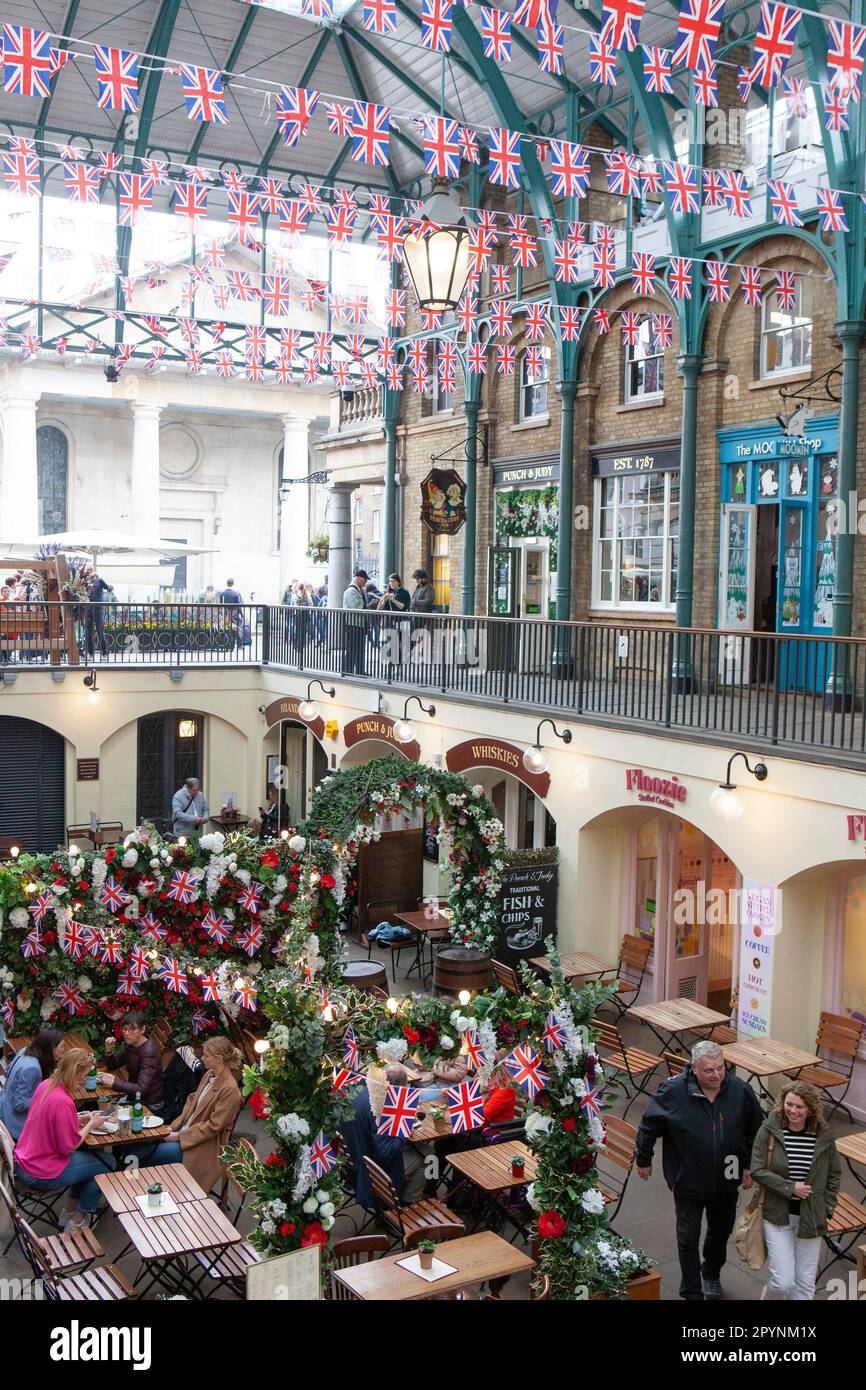 Londra, Regno Unito. 4th maggio, 2023. Il bunting di Union Jack rende il mercato di Covent Garden ancora più fotogenico per i turisti in vista dell'incoronazione di Re Carlo III sabato 6 maggio. Credit: Anna Watson/Alamy Live News Foto Stock