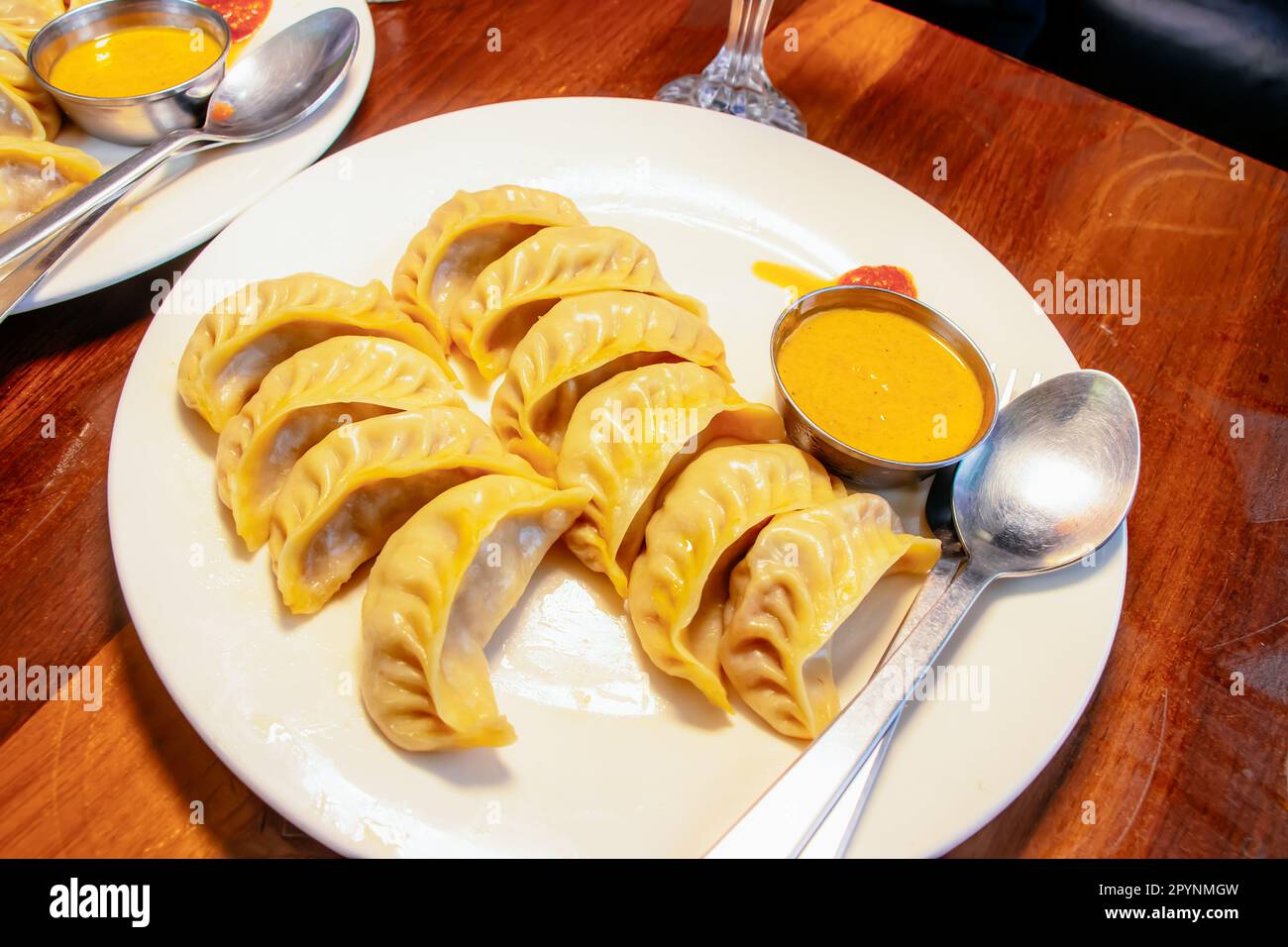 Nepalese cibo e spuntini dal Bhaat, Sekuwa, Khaja set, Mo mo, gnocchi, Chhoila, patate, formaggio Foto Stock