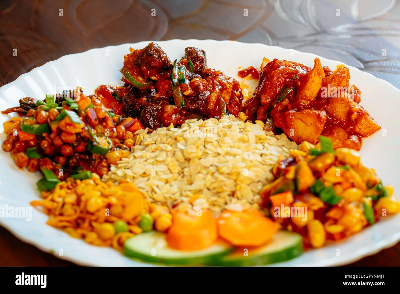 Nepalese cibo e spuntini dal Bhaat, Sekuwa, Khaja set, Mo mo, gnocchi, Chhoila, patate, formaggio Foto Stock