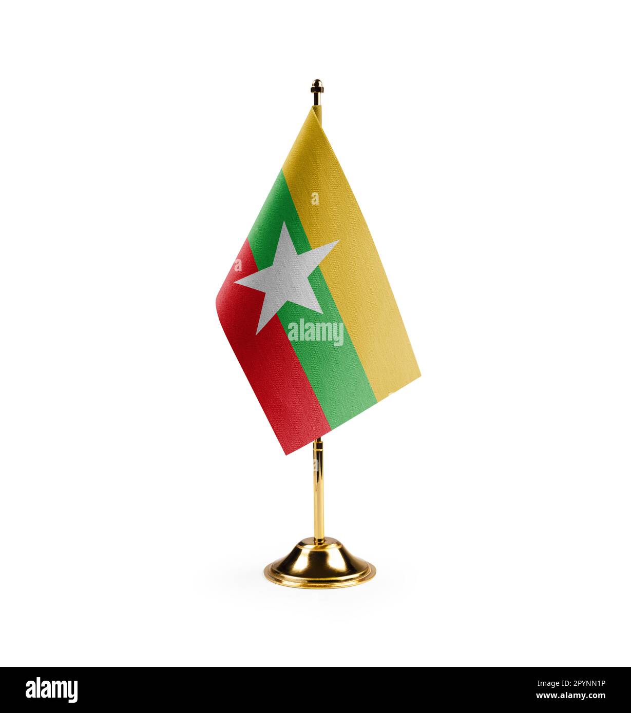 Piccola bandiera nazionale del Myanmar su sfondo bianco. Foto Stock