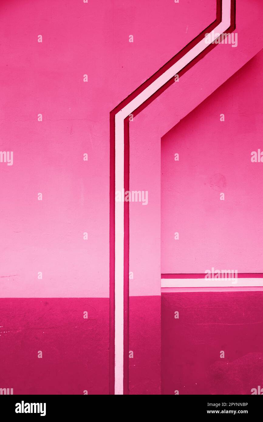 Una parete di casa dipinta di rosa con motivi verticali e orizzontali Foto Stock