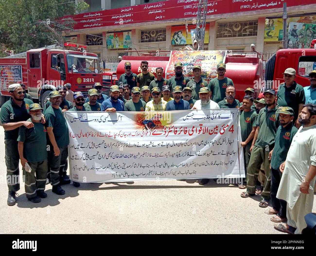 Hyderabad, Pakistan, 4 maggio 2023. I dipendenti del Dipartimento dei Vigili del fuoco organizzano un raduno in occasione della Giornata internazionale dei vigili del fuoco, presso il club stampa di Hyderabad giovedì 4 maggio 2023. Foto Stock