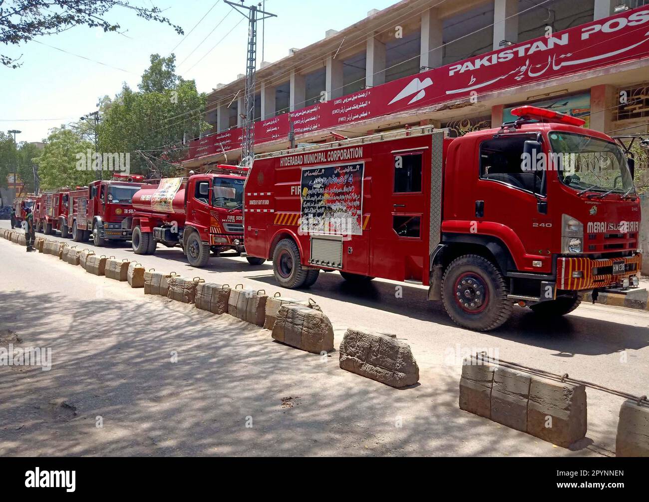 Hyderabad, Pakistan, 4 maggio 2023. I dipendenti del Dipartimento dei Vigili del fuoco organizzano un raduno in occasione della Giornata internazionale dei vigili del fuoco, presso il club stampa di Hyderabad giovedì 4 maggio 2023. Foto Stock