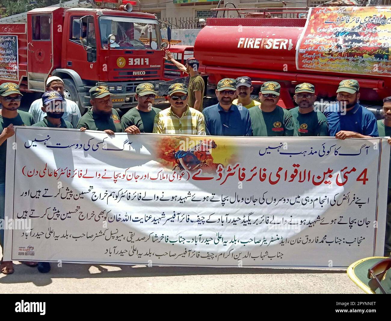 Hyderabad, Pakistan, 4 maggio 2023. I dipendenti del Dipartimento dei Vigili del fuoco organizzano un raduno in occasione della Giornata internazionale dei vigili del fuoco, presso il club stampa di Hyderabad giovedì 4 maggio 2023. Foto Stock