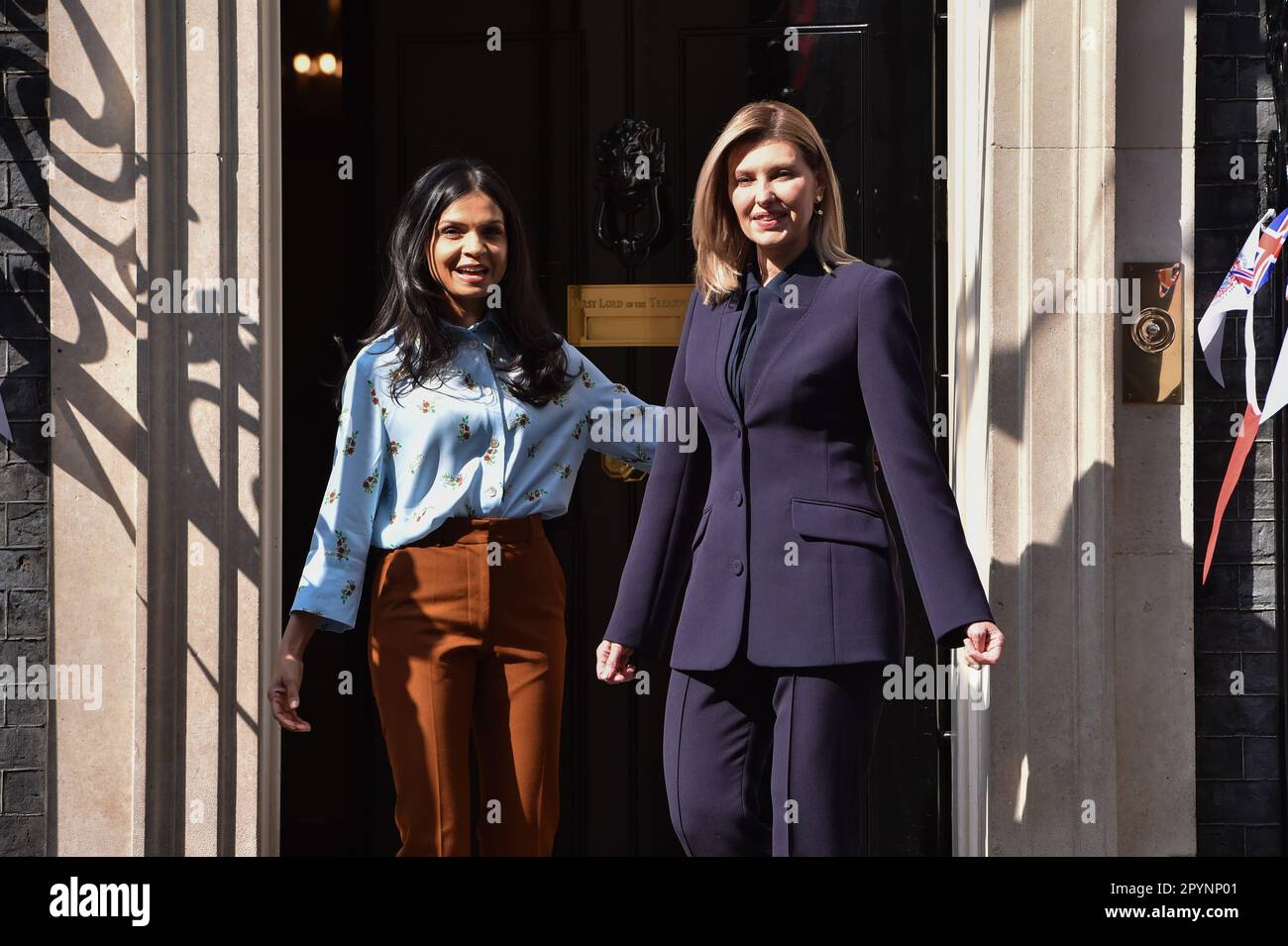 Londra, Inghilterra, Regno Unito. 4th maggio, 2023. La moglie di Rishi Sunak AKSHTA MURTHY accoglie la First Lady of Ukraine, la moglie del presidente Volodymyr Zelensky OLENA ZELENSKA in Downing Street. (Credit Image: © Thomas Krych/ZUMA Press Wire) SOLO PER USO EDITORIALE! Non per USO commerciale! Foto Stock