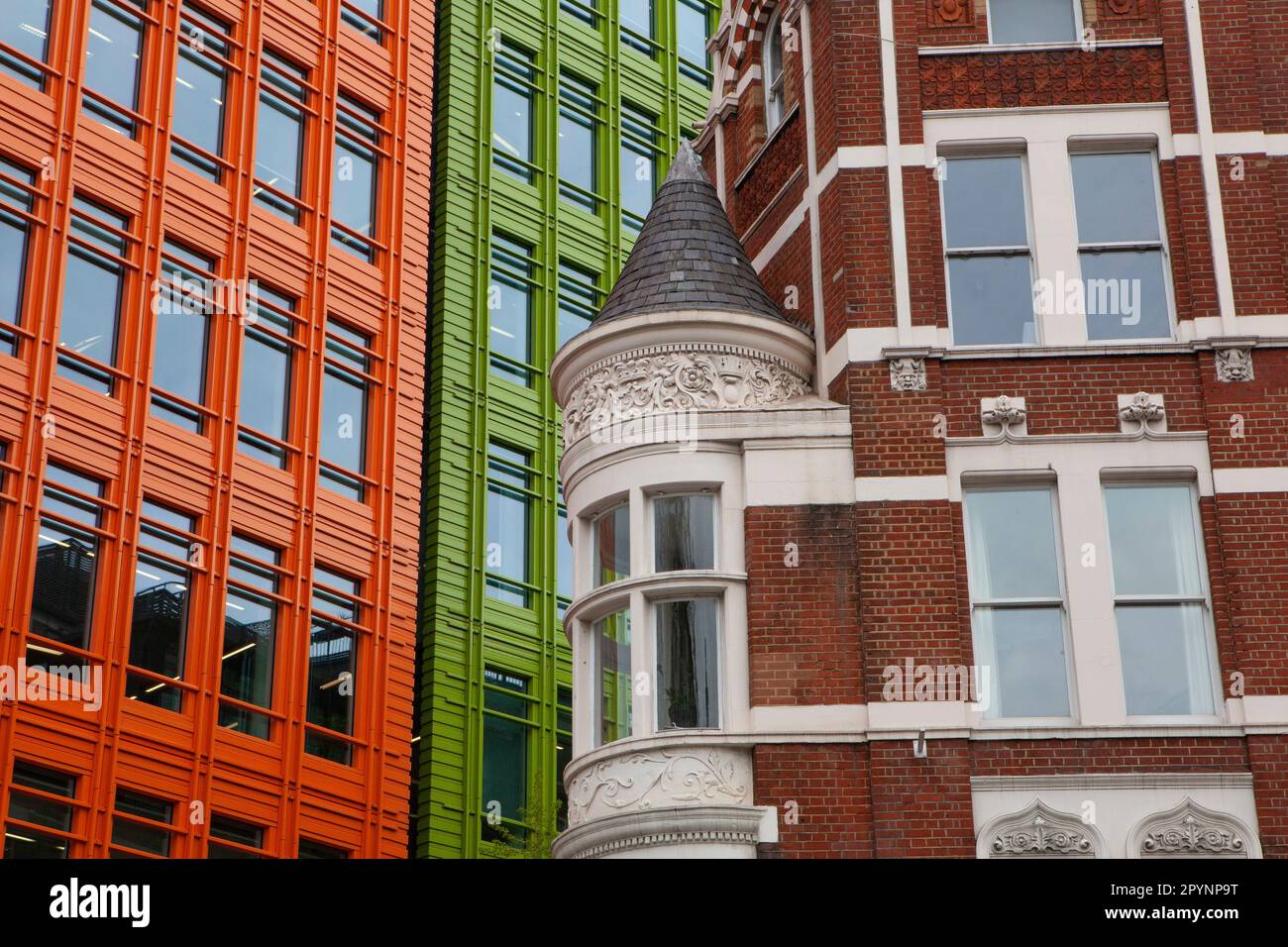 Su Shaftesbury Avenue, Londra, i nuovi edifici di uffici di Central St Giles, tra cui gli uffici di Google, contrastano nello stile con un edificio più vecchio. Foto Stock