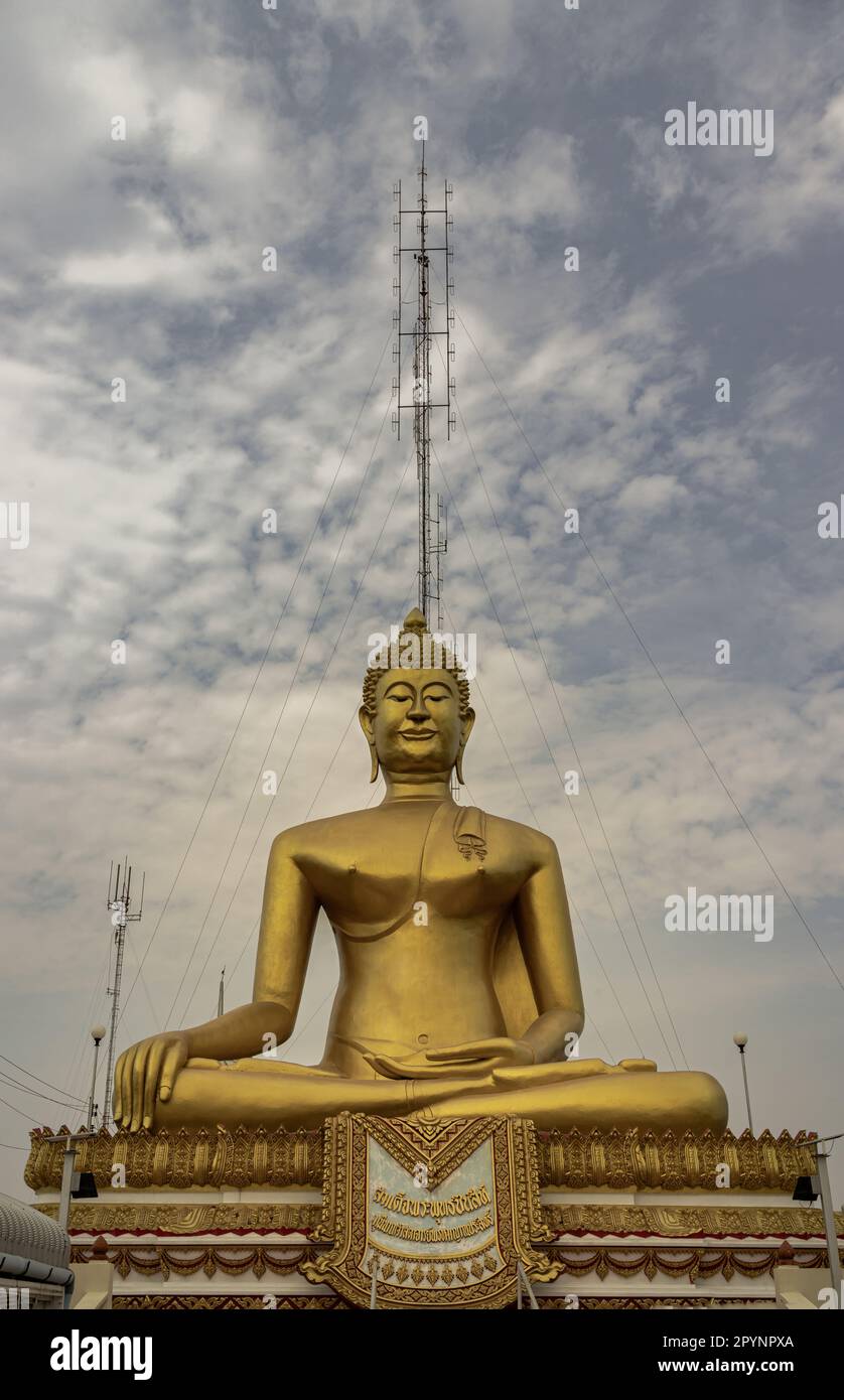 Nakhon Sawan, Thailandia 24 aprile 2023 - il Buddha Sacro è chiamato 'Phra Buddhachinnasi' nel Tempio di Wat Khiriwong, che ha lo sfondo blu del cielo. Il Foto Stock