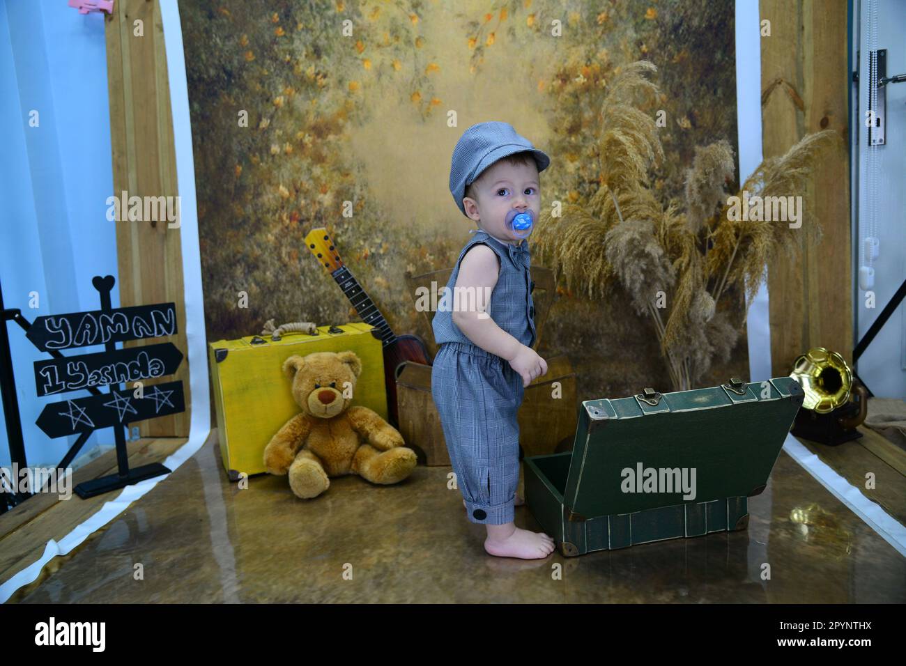 Bambino musicista che suona la chitarra Foto Stock