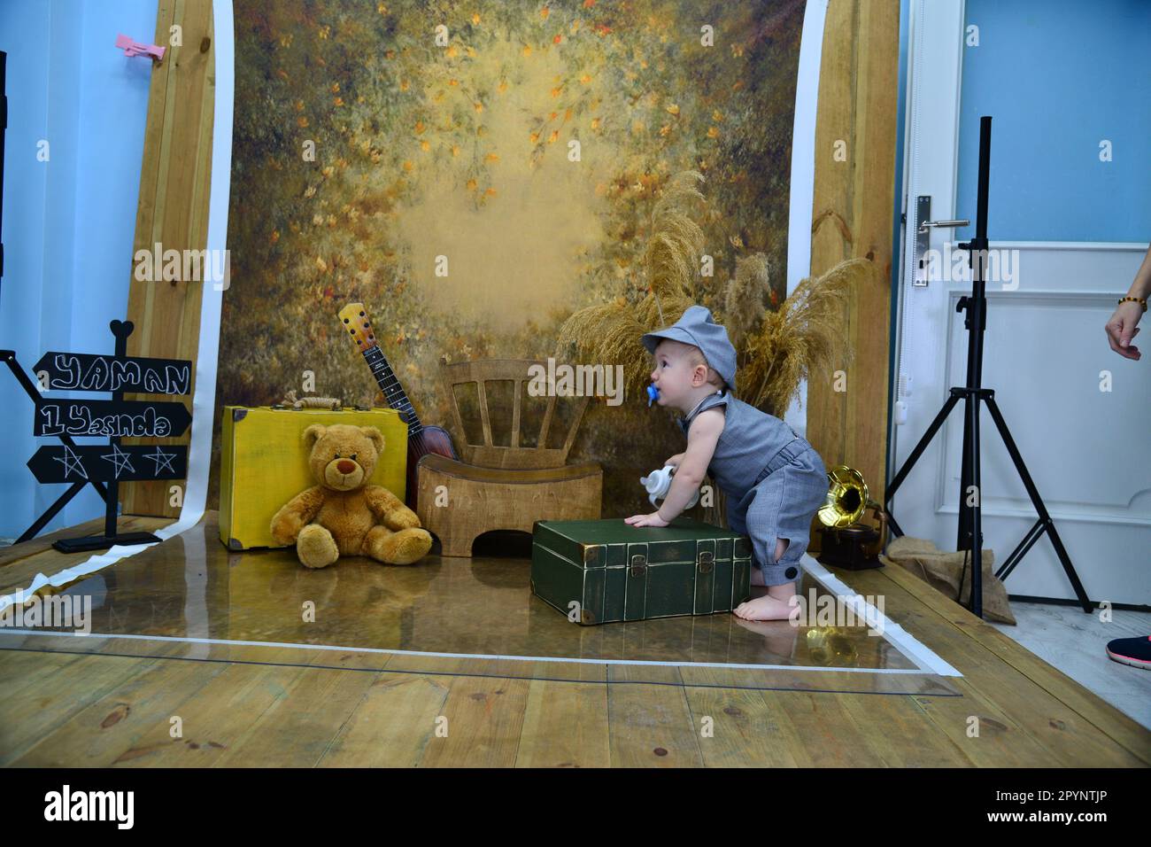 Bambino musicista che suona la chitarra Foto Stock