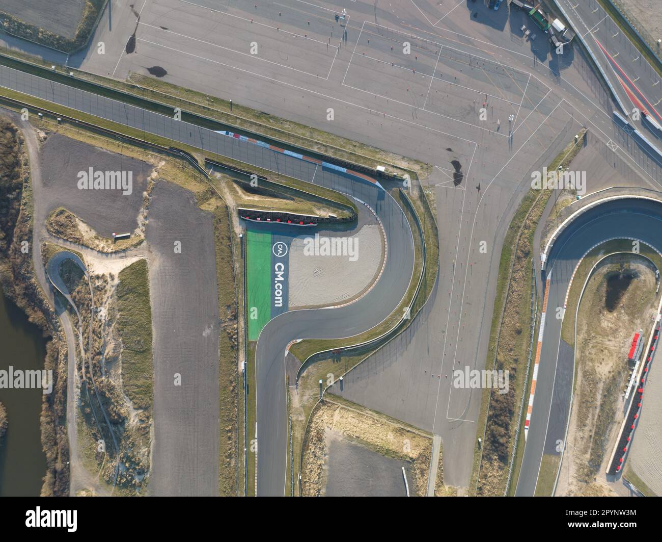 Riprese con droni che catturano le curve e le curve dell'iconica pista di  Zandvoort dall'alto in una vista dall'alto verso il basso Foto stock - Alamy