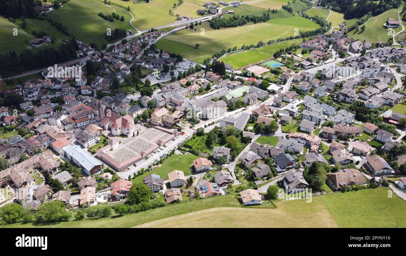 Schönheit ländlicher Dörfer und Bäumen, die von Wohngebieten und Gebäuden umgeben sind - Sarnthein, Sarntal Foto Stock