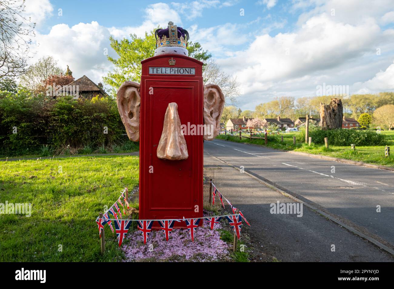 Maggio 4th 2023. Un divertente phonebox decorato un paio di giorni prima dell'incoronazione del re Carlo III e della regina Camilla. Le decorazioni irriverenti nel villaggio Surrey di Compton, Inghilterra, Regno Unito, includono grandi orecchie sporgenti e naso con una corona. Foto Stock