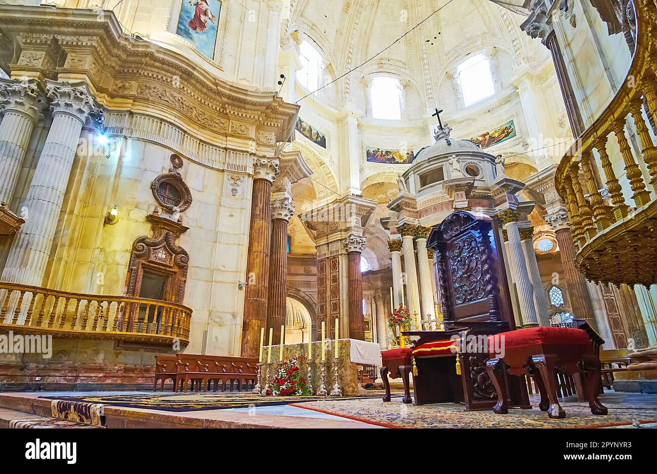 CADICE, SPAGNA - 21 SETTEMBRE 2019: La bella Cappella principale in pietra (Capilla Mayor) della Cattedrale di Cadice con il trono di legno del vescovo e pulpito dorato, il settembre Foto Stock