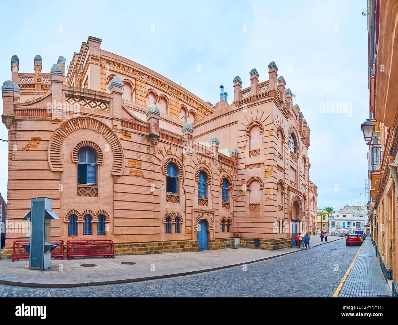 Esterno del pittoresco teatro Neo-Mudejar Gran Teatro Falla, decorato con motivi in rilievo in mattoni, archi a ferro di cavallo e piccole torri, Cadice, Spagna Foto Stock