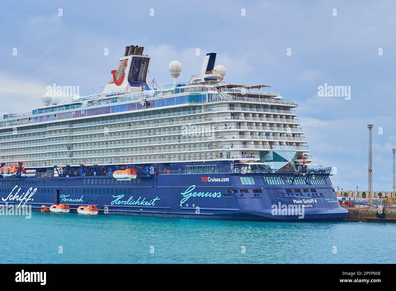 CADICE, SPAGNA - 21 SETTEMBRE 2019: La moderna nave da crociera, ormeggiata nel porto di Cadice, il 21 settembre a Cadice Foto Stock
