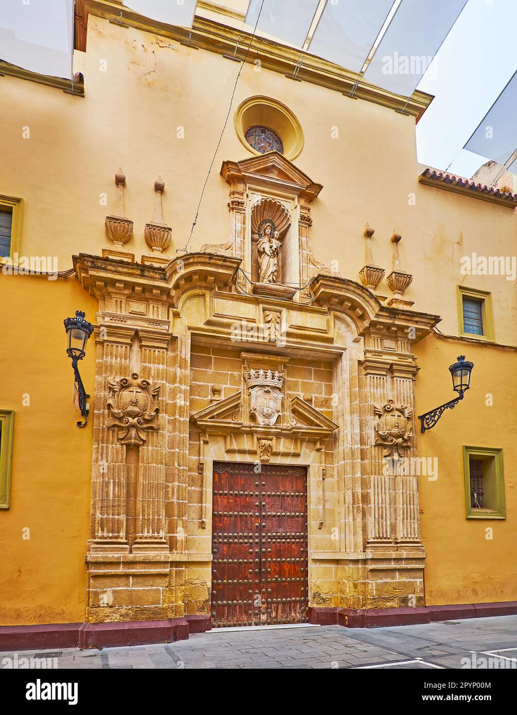 La facciata in pietra scolpita della storica chiesa di Las Esclavas del Sagrado Corazon, situata in Calle Luna, El Puerto, Spagna Foto Stock