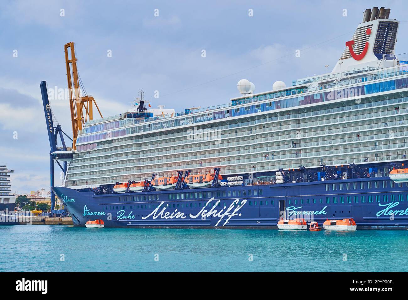 CADICE, SPAGNA - 21 SETTEMBRE 2019: La moderna nave da crociera, ormeggiata nel porto di Cadice, il 21 settembre a Cadice Foto Stock